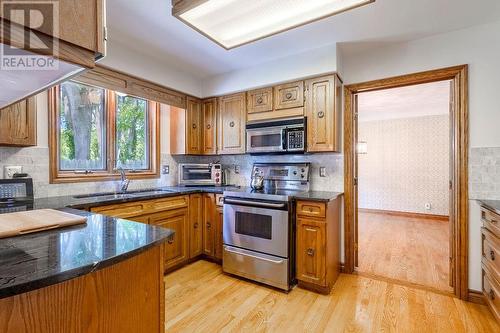 27 Metcalfe Drive, Sarnia, ON - Indoor Photo Showing Kitchen With Double Sink