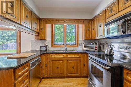 27 Metcalfe Drive, Sarnia, ON - Indoor Photo Showing Kitchen With Double Sink