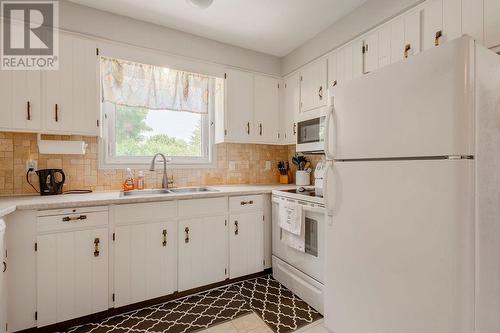 1275 Wiltshire Drive, Sarnia, ON - Indoor Photo Showing Kitchen With Double Sink