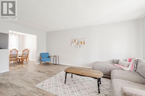 1275 Wiltshire Drive, Sarnia, ON - Indoor Photo Showing Living Room