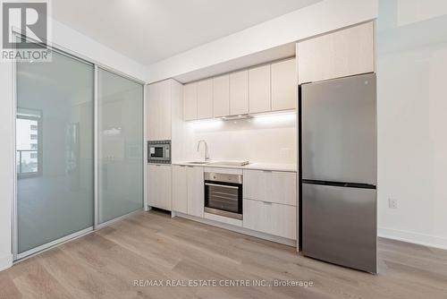 413 - 86 Dundas Street E, Mississauga, ON - Indoor Photo Showing Kitchen