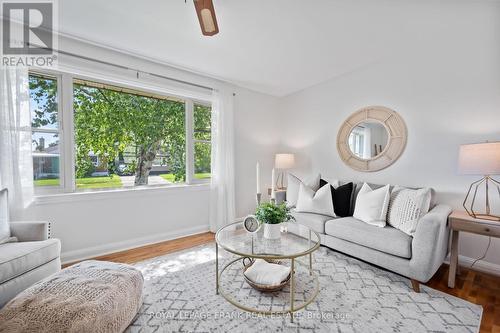 321 Cadillac Avenue S, Oshawa, ON - Indoor Photo Showing Living Room