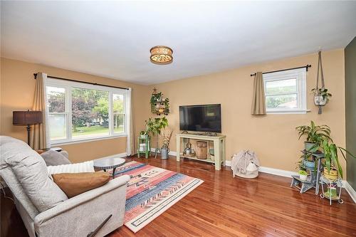 10 Logan Road, Dunnville, ON - Indoor Photo Showing Living Room