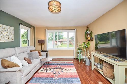 10 Logan Road, Dunnville, ON - Indoor Photo Showing Living Room