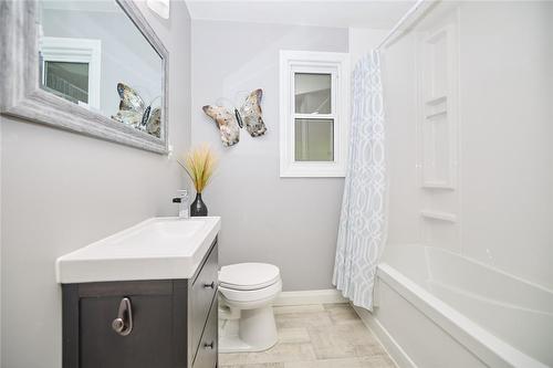 10 Logan Road, Dunnville, ON - Indoor Photo Showing Bathroom