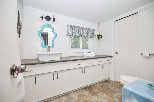 10 Logan Road, Dunnville, ON - Indoor Photo Showing Bathroom