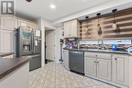 370 Laporte Avenue, Windsor, ON - Indoor Photo Showing Kitchen With Double Sink