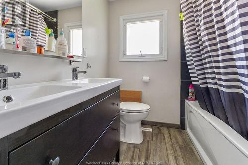 370 Laporte Avenue, Windsor, ON - Indoor Photo Showing Bathroom