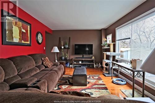 7853 Hawthorne, Windsor, ON - Indoor Photo Showing Living Room