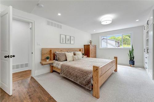 165 Hillcrest Avenue, Hamilton, ON - Indoor Photo Showing Bedroom