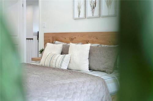 165 Hillcrest Avenue, Hamilton, ON - Indoor Photo Showing Bedroom