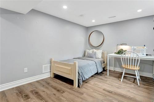 165 Hillcrest Avenue, Hamilton, ON - Indoor Photo Showing Bedroom