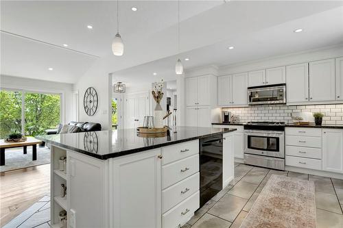 165 Hillcrest Avenue, Hamilton, ON - Indoor Photo Showing Kitchen With Upgraded Kitchen