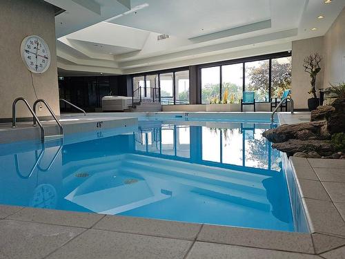 Piscine - 1305-70 Rue De La Barre, Longueuil (Le Vieux-Longueuil), QC - Indoor Photo Showing Other Room With In Ground Pool