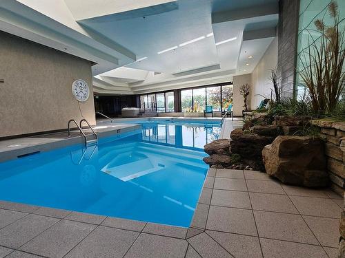 Piscine - 1305-70 Rue De La Barre, Longueuil (Le Vieux-Longueuil), QC - Indoor Photo Showing Other Room With In Ground Pool