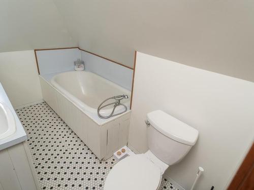 242 Van Horne Street, Thunder Bay, ON - Indoor Photo Showing Bathroom