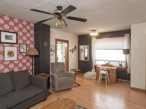 242 Van Horne Street, Thunder Bay, ON - Indoor Photo Showing Living Room