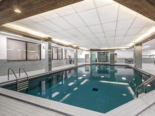 Piscine - 606-5950 Boul. Cavendish, Côte-Saint-Luc, QC - Indoor Photo Showing Other Room With In Ground Pool