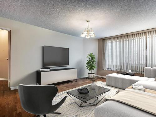 Salon - 606-5950 Boul. Cavendish, Côte-Saint-Luc, QC - Indoor Photo Showing Living Room