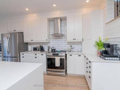 34 Esther Dr, Barrie, ON - Indoor Photo Showing Kitchen