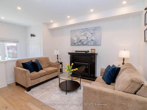 34 Esther Dr, Barrie, ON - Indoor Photo Showing Living Room