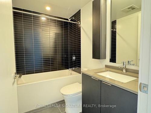 423-86 Dundas St E, Mississauga, ON - Indoor Photo Showing Bathroom