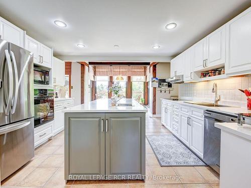 8 Joseph Crt, Caledon, ON - Indoor Photo Showing Kitchen With Upgraded Kitchen