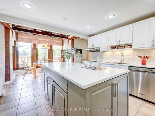 8 Joseph Crt, Caledon, ON - Indoor Photo Showing Kitchen With Upgraded Kitchen