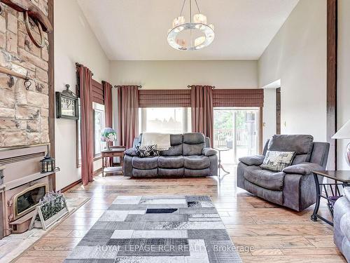 8 Joseph Crt, Caledon, ON - Indoor Photo Showing Living Room