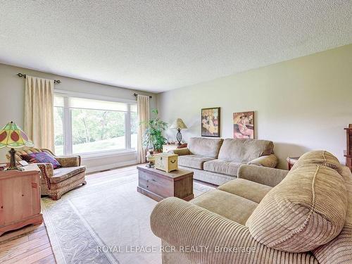 8 Joseph Crt, Caledon, ON - Indoor Photo Showing Living Room