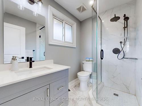 355 Berkindale Dr, Hamilton, ON - Indoor Photo Showing Bathroom