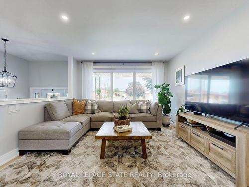 355 Berkindale Dr, Hamilton, ON - Indoor Photo Showing Living Room