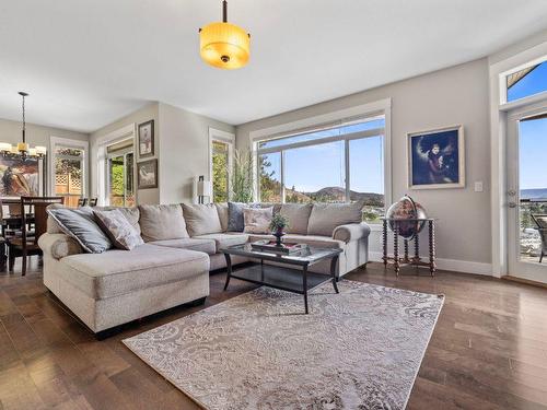 2881 Ensign Lane, West Kelowna, BC - Indoor Photo Showing Living Room