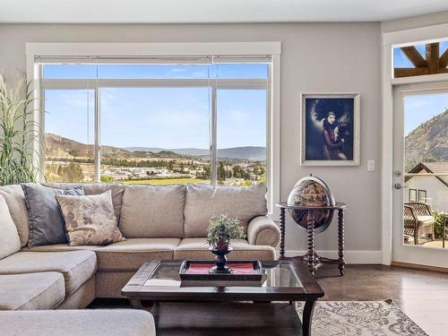 2881 Ensign Lane, West Kelowna, BC - Indoor Photo Showing Living Room