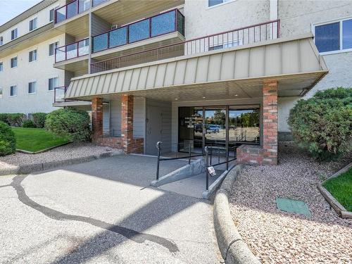 302-110 Skaha Place, Penticton, BC - Outdoor