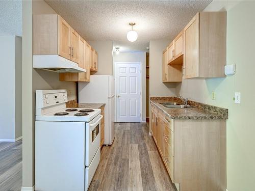 302-110 Skaha Place, Penticton, BC - Indoor Photo Showing Kitchen With Double Sink