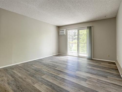 302-110 Skaha Place, Penticton, BC - Indoor Photo Showing Other Room