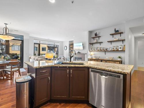 114-600 Sarsons Road, Kelowna, BC - Indoor Photo Showing Kitchen With Double Sink