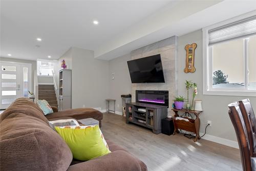 3-1039 Mt. Fosthall Drive, Vernon, BC - Indoor Photo Showing Living Room