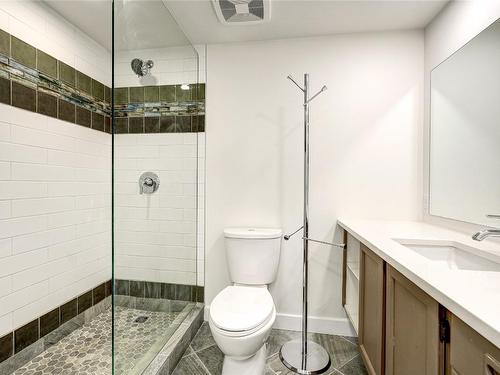 306-217 Elm Avenue, Penticton, BC - Indoor Photo Showing Bathroom