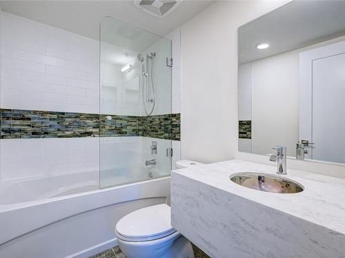 306-217 Elm Avenue, Penticton, BC - Indoor Photo Showing Bathroom