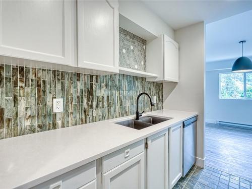 306-217 Elm Avenue, Penticton, BC - Indoor Photo Showing Kitchen With Double Sink