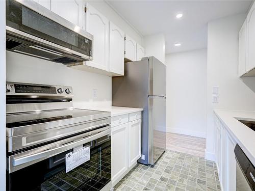 306-217 Elm Avenue, Penticton, BC - Indoor Photo Showing Kitchen