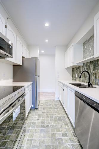 306-217 Elm Avenue, Penticton, BC - Indoor Photo Showing Kitchen