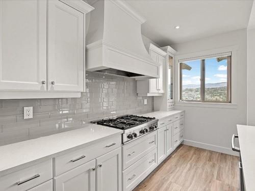 616 Denali Drive, Kelowna, BC - Indoor Photo Showing Kitchen With Upgraded Kitchen