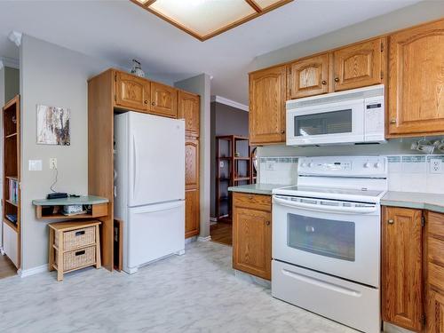490-1255 Raymer Avenue, Kelowna, BC - Indoor Photo Showing Kitchen