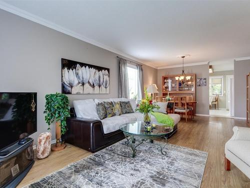 490-1255 Raymer Avenue, Kelowna, BC - Indoor Photo Showing Living Room