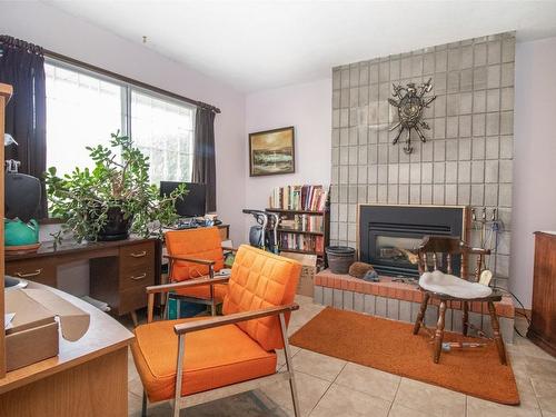 3515 Scott Road, Kelowna, BC - Indoor Photo Showing Living Room With Fireplace