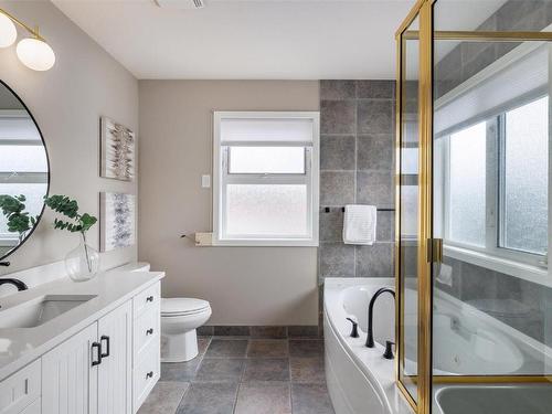 1009 Hudson Road, West Kelowna, BC - Indoor Photo Showing Bathroom