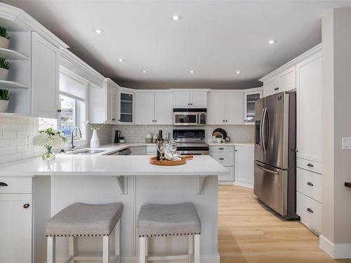 1009 Hudson Road, West Kelowna, BC - Indoor Photo Showing Kitchen With Upgraded Kitchen